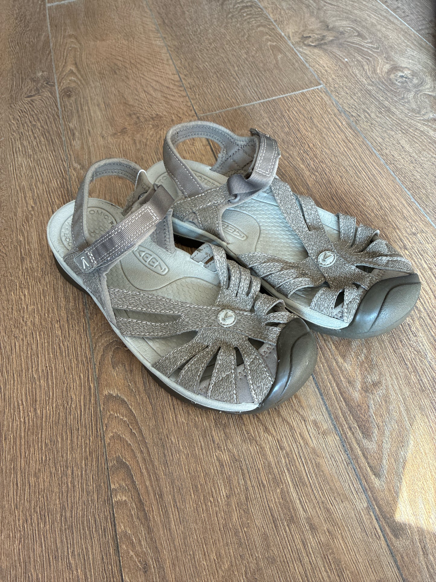 9 Keen Taupe Womens Shoe
