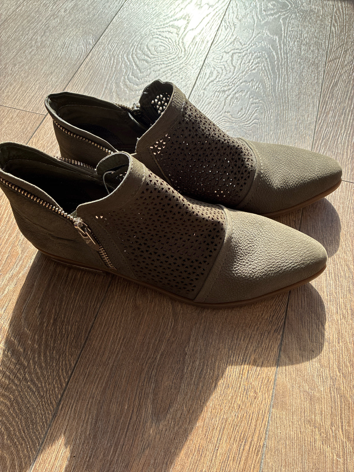 8.5 Fergie Green Womens Shoe