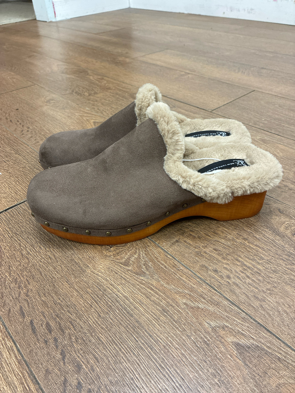 10 NY & Co Brown Womens Shoe