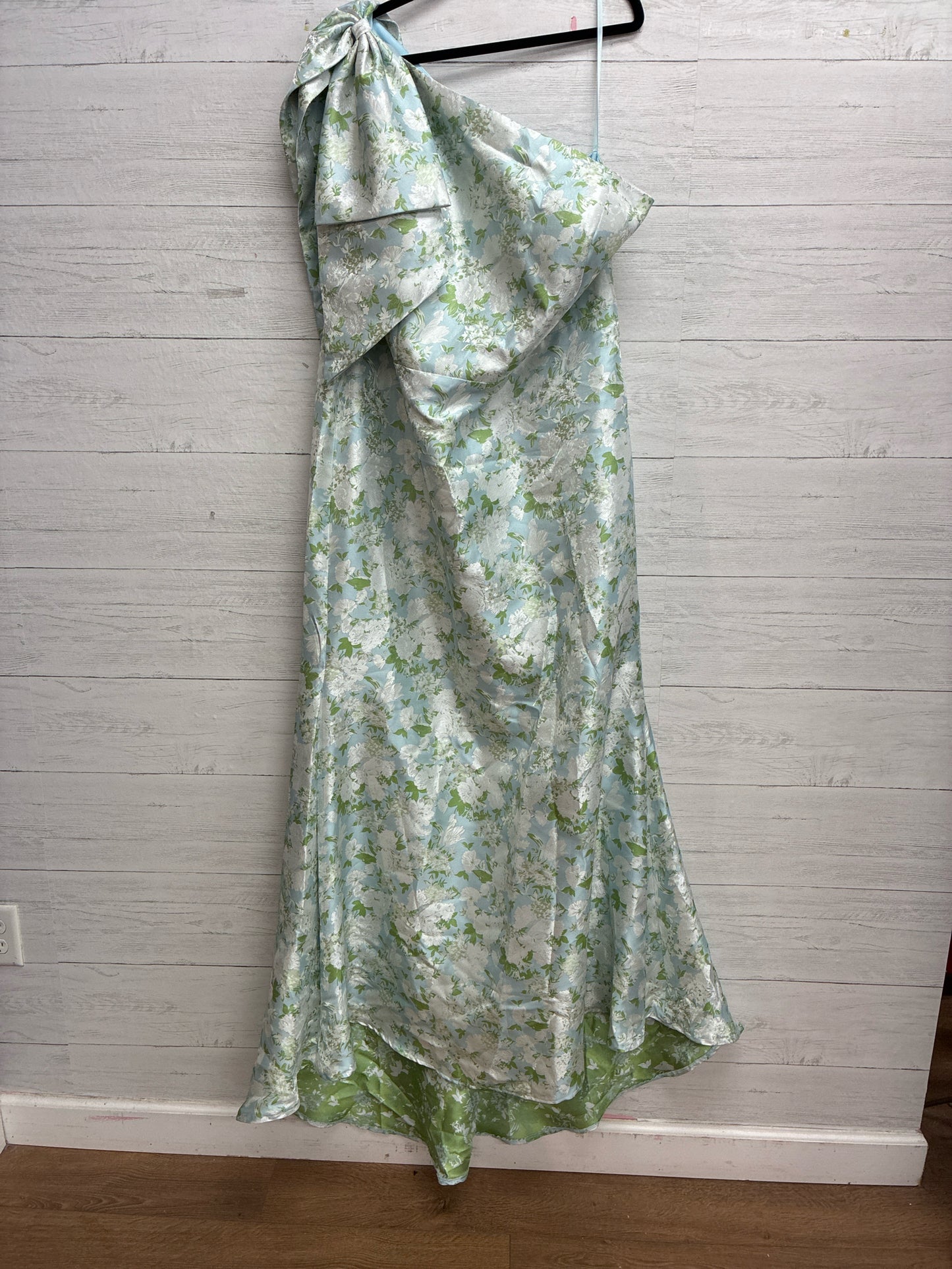 Size 20/22 N/A green/blue GOWN