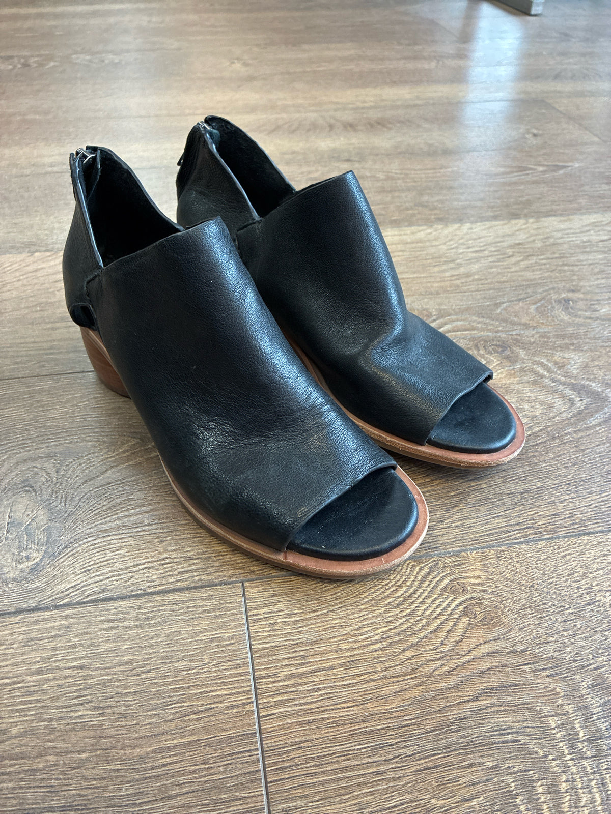 6 Sofft Black Womens Boot
