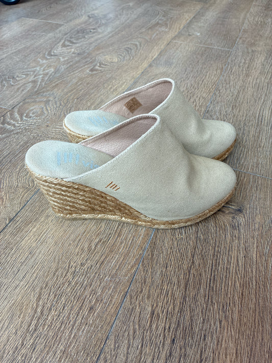 38 Viscata Tan Womens Heels
