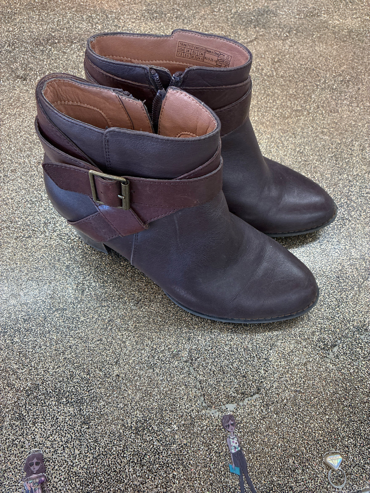 7.5 Vionic Brown Womens Shoe