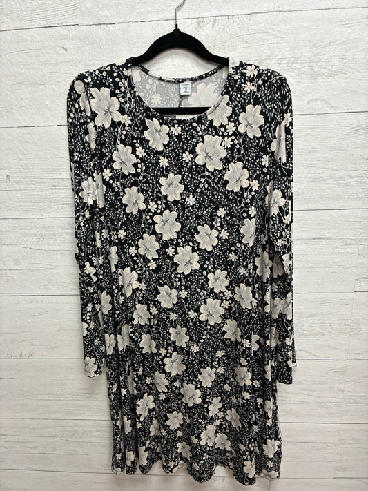 Size M Old Navy Black/White Dress/Evening Wear