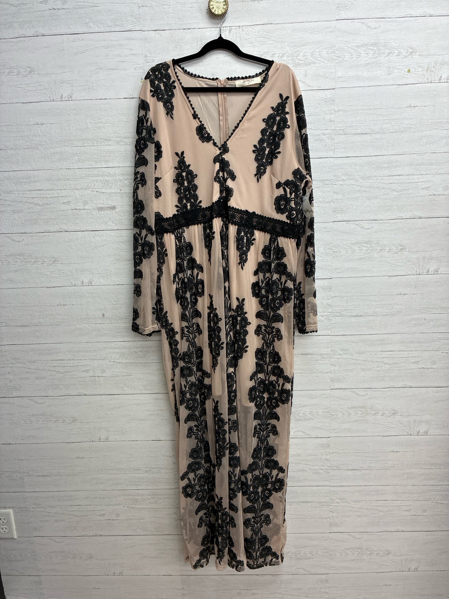 Size 20 A BEAUTFUL SOUL CREAM/BLACK/ GOWN