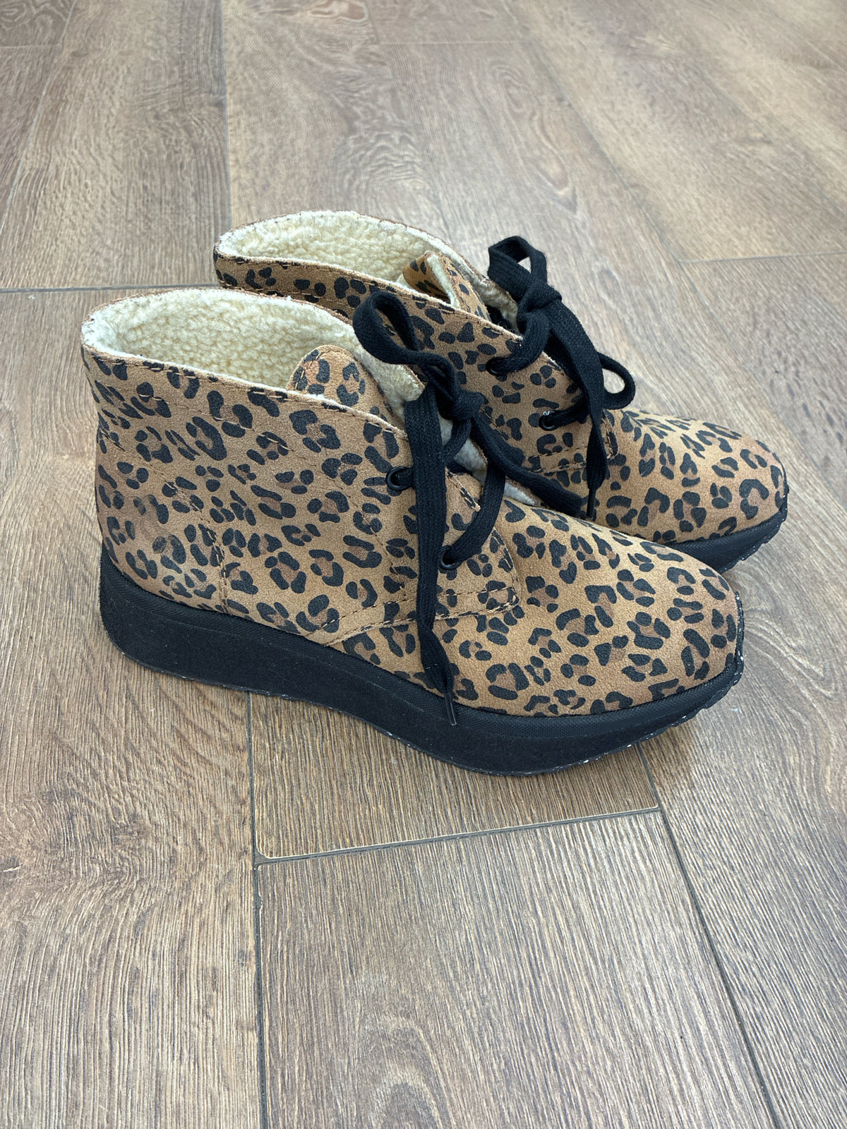 7.5 OTBT Womens Shoe