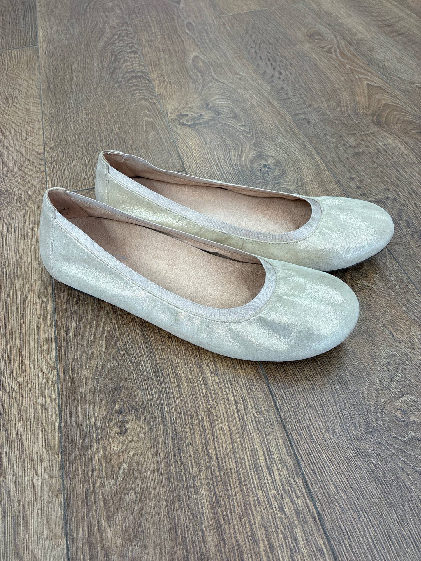 11 Vionic Gold Womens Shoe