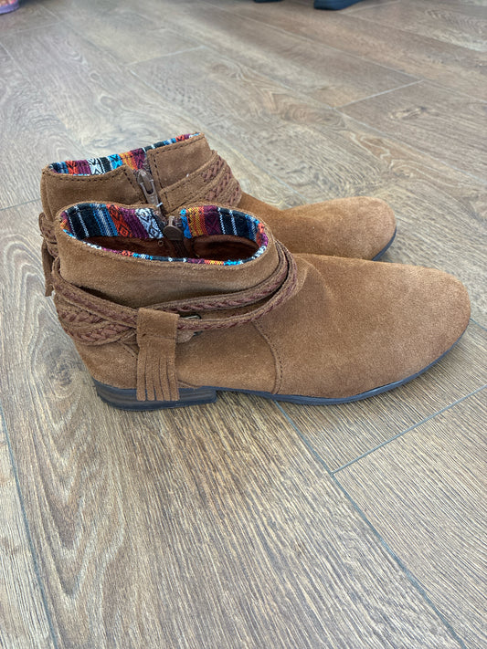 8 Minnetonka Camel Womens Shoe