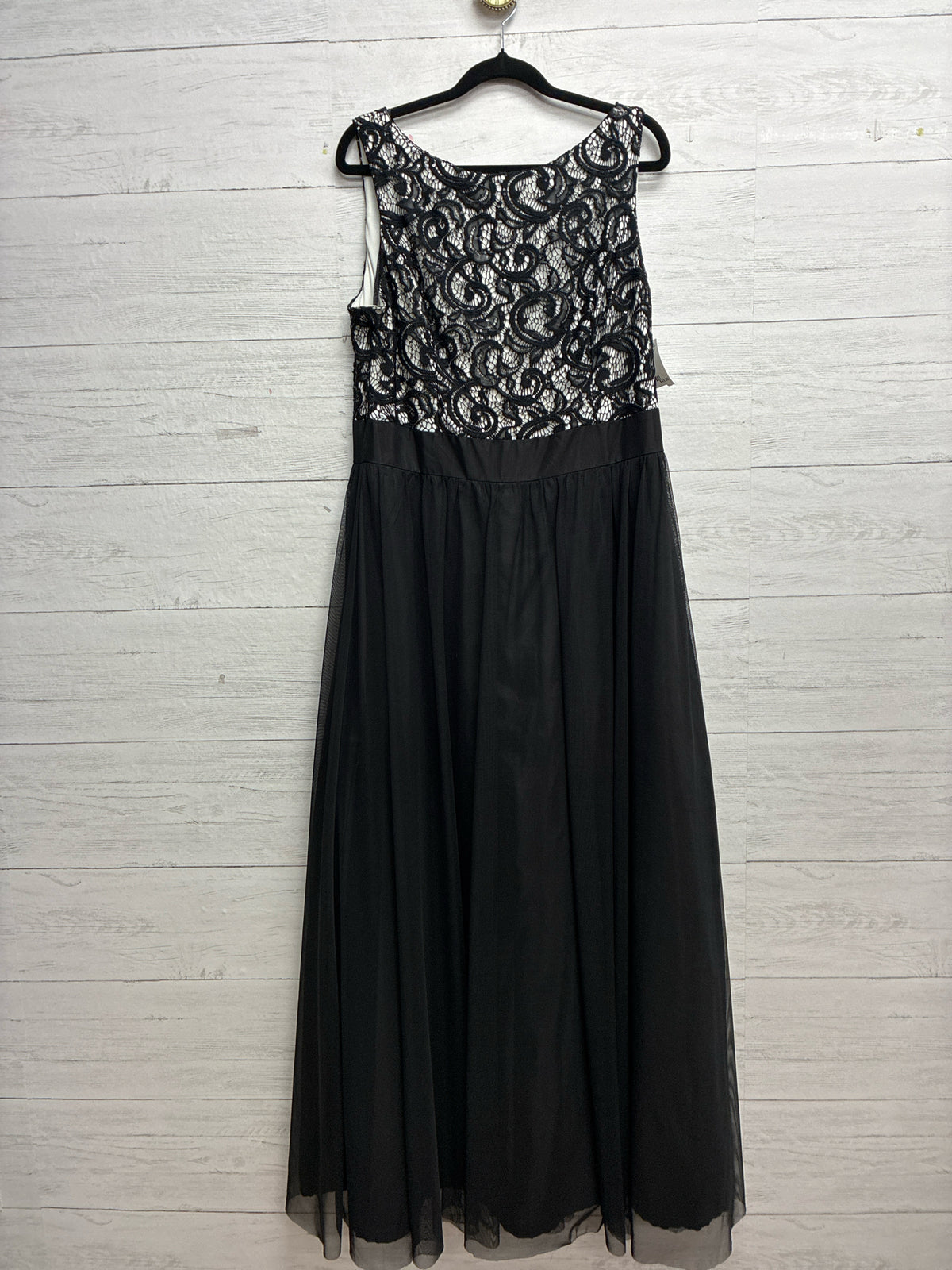 Size 14 Jessica Howard Black/White GOWN