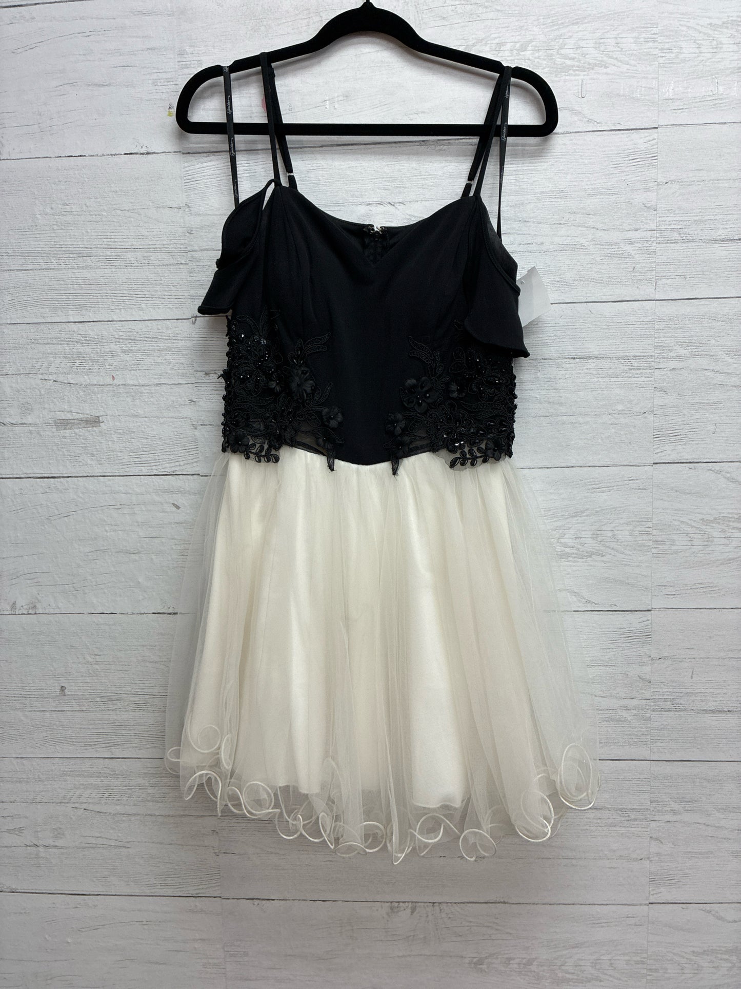 Size 3 Speechless Black/White GOWN
