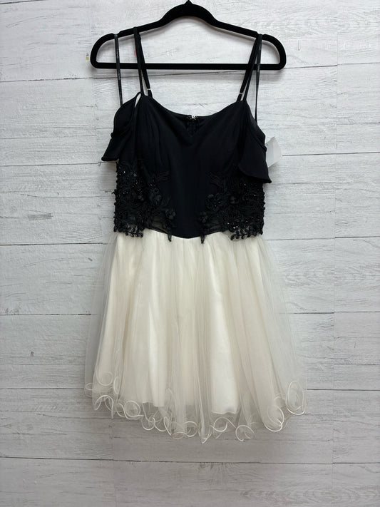 Size 3 Speechless Black/White GOWN