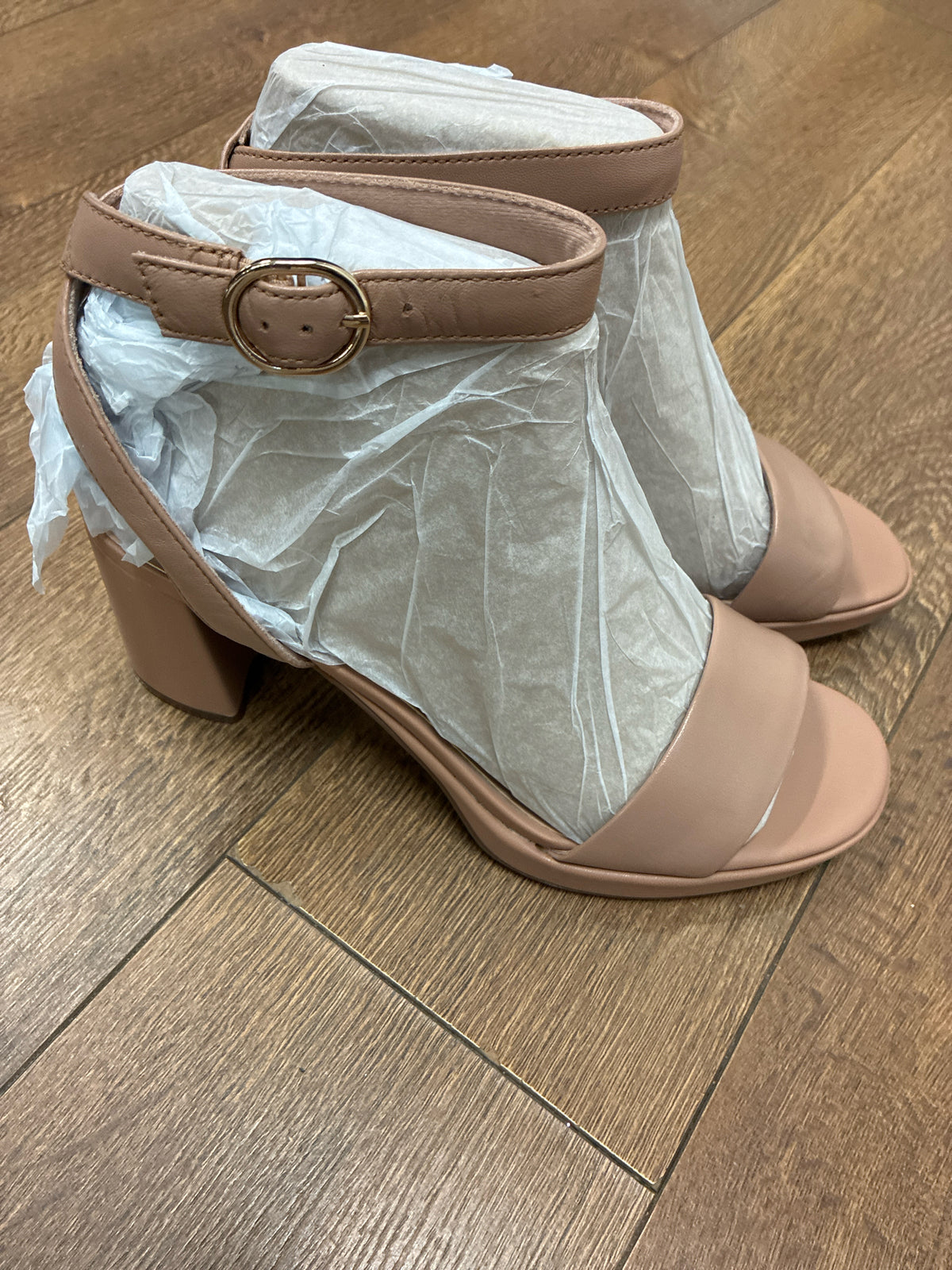 11 Clarks Beige Womens Shoe