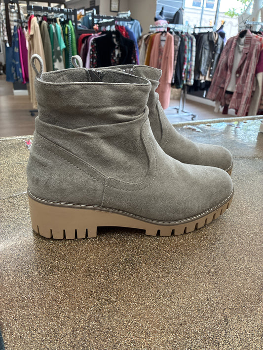 11 VERY G Grey Womens Boot