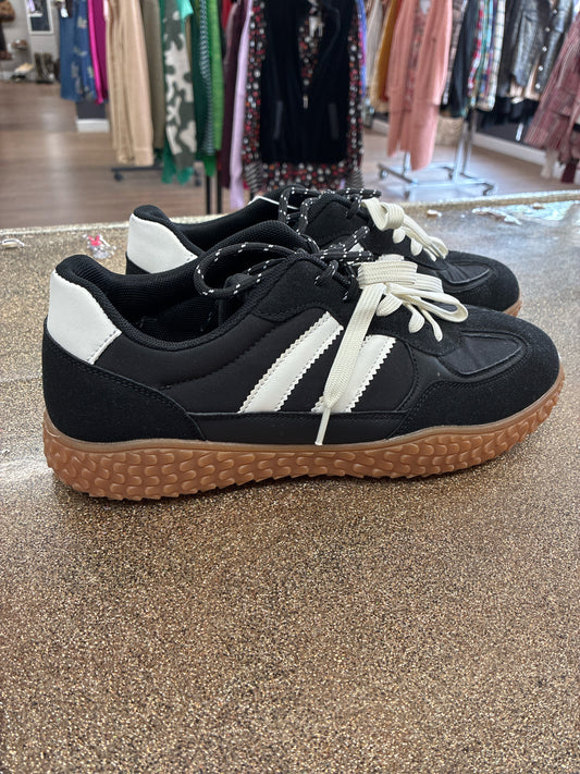 11 Berness Black/White Womens Shoe